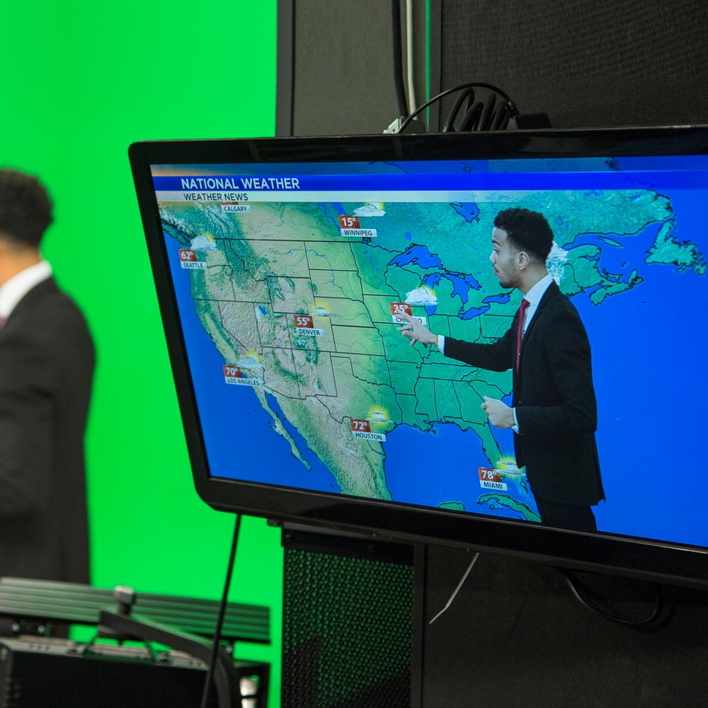 thumb-meteorologist-on-greenscreen-GettyImages-694375392